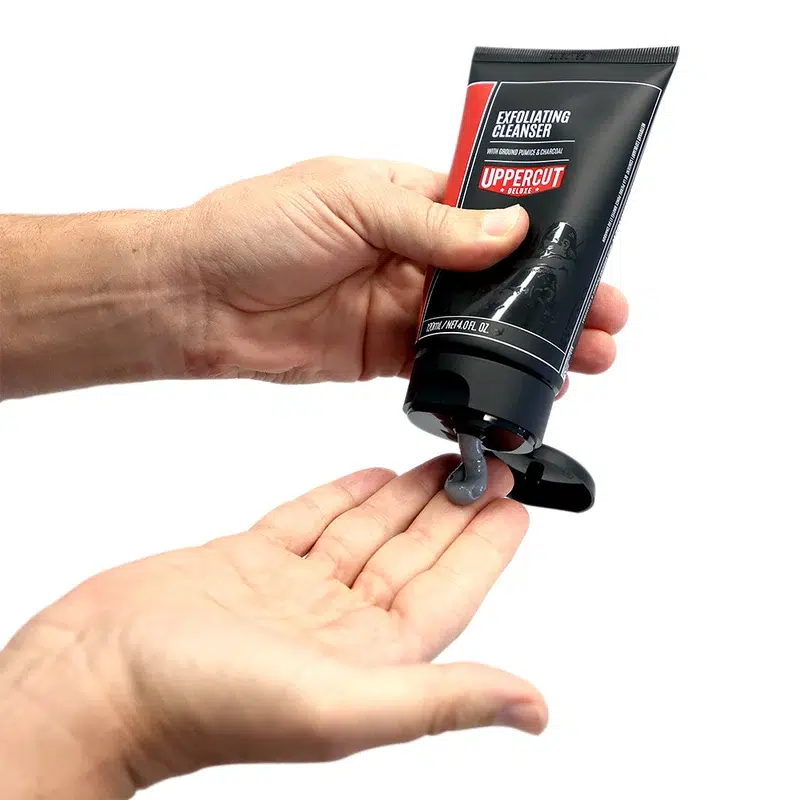 Този ексфолиращ почистващ продукт се нарича Uppercut Deluxe Exfoliating Cleanser и е качествена мъжка козметика за лице, създадена за сигурен детокс на кожата и лесна подготовка за бръснене.